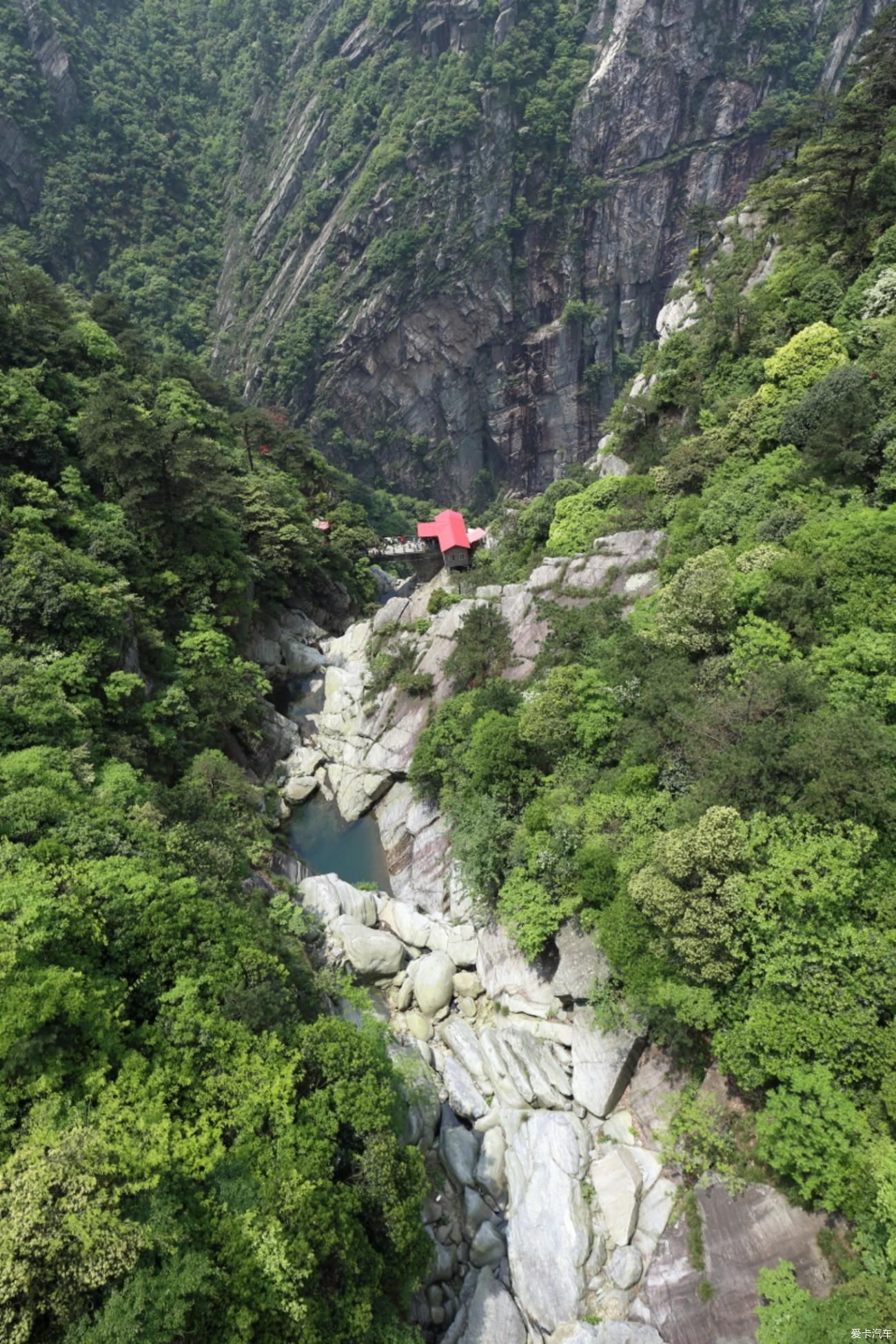 山清水秀好风光，在虚无缥缈间的庐山。