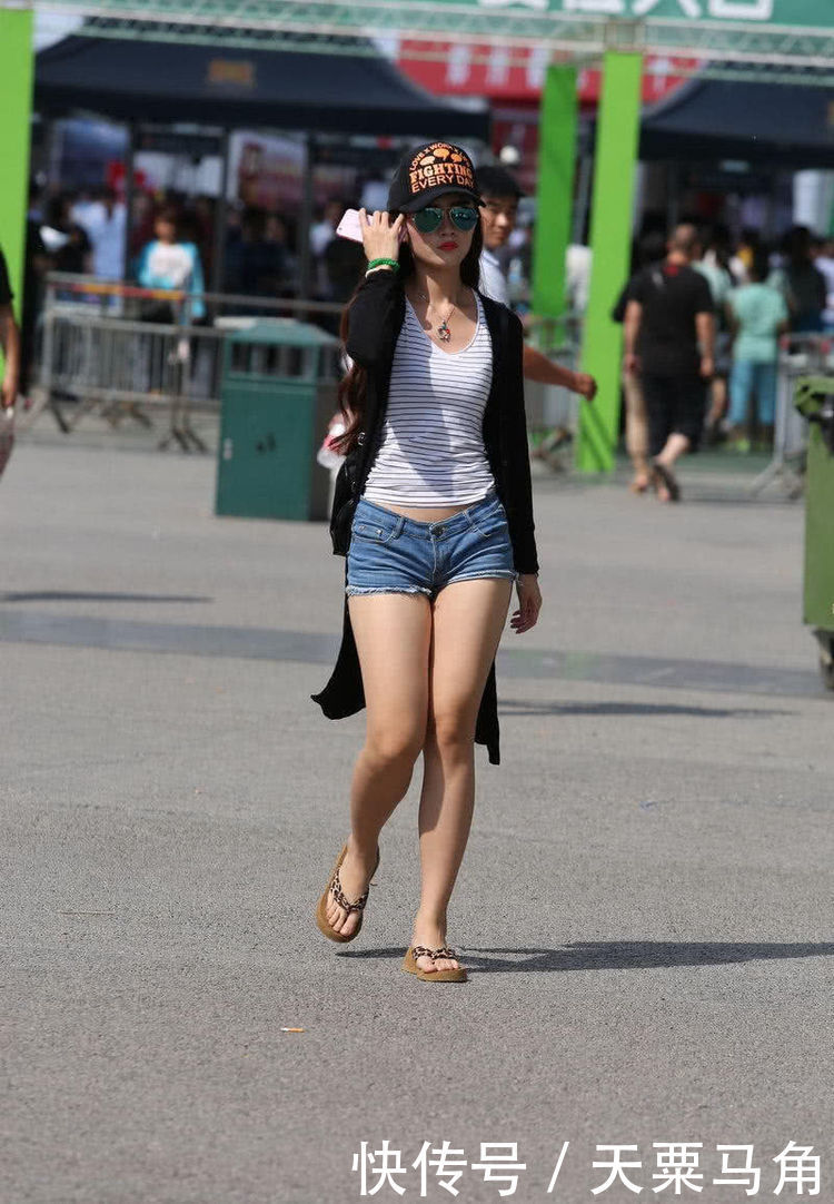 拥有|街拍美女拥有完美的身材比例,穿着帅气与性感集于一身,尽显女性风采