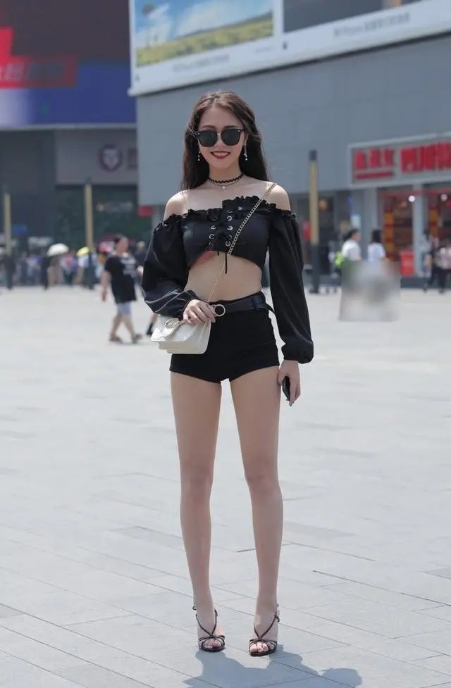 装扮 小姐姐简约风格装扮出的自然美感,给人一种靓丽的感觉