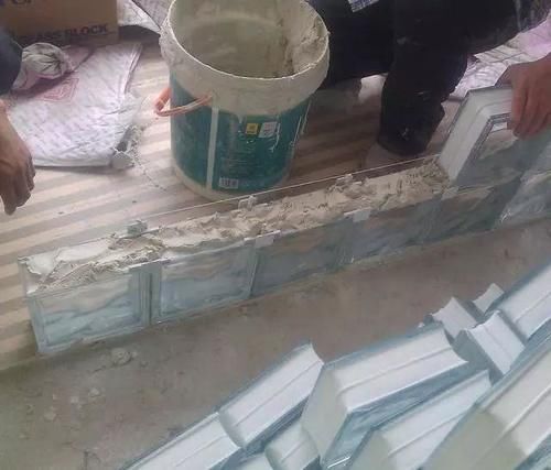 小户型|头一次见用玻璃砖砌隔断,没想到这么好看,师傅说小户型用这最好