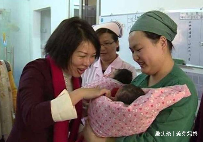 生人|“踩生”并非迷信,科学解释第一个抱娃的人,对孩子影响很大