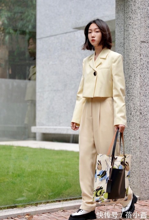百搭 早春最chic的穿搭法!“毛衣+阔腿裤or西装”,简约百搭且不挑人