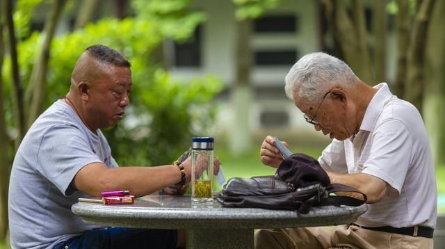 甜蛋糕|建议退休老人,不管钱多钱少,花生瓜子少吃,常吃这些,腰腿有劲气色好