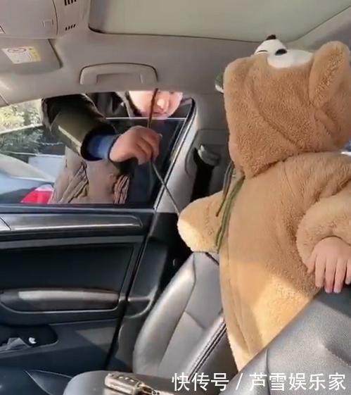 爸爸|粗心父亲把孩子关车里,用树枝取钥匙,网友:被宝宝举动圈粉