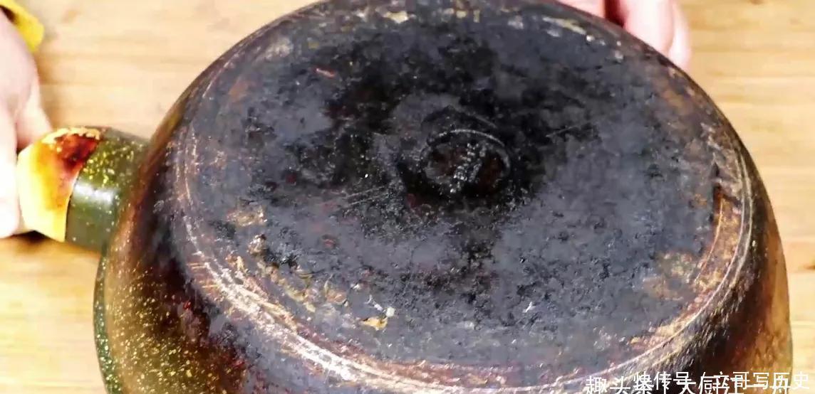 炒锅锅底不管多黑,教你一招,立马焕然如新,连洗洁精都省了