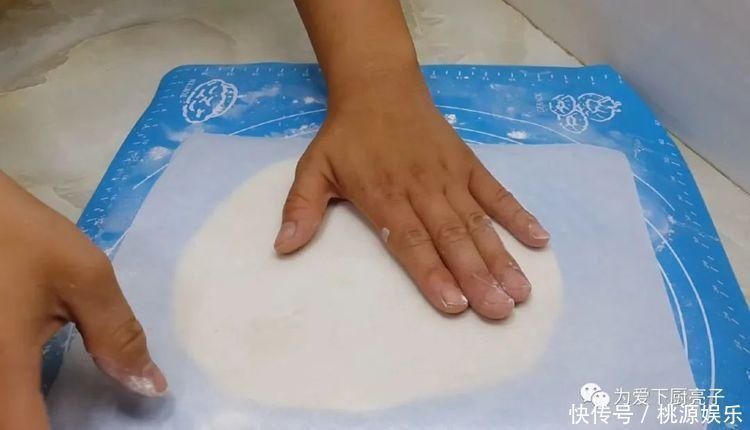 烙饼这么做太香了，开水一烫，张张柔软又劲道，学会天天不起早