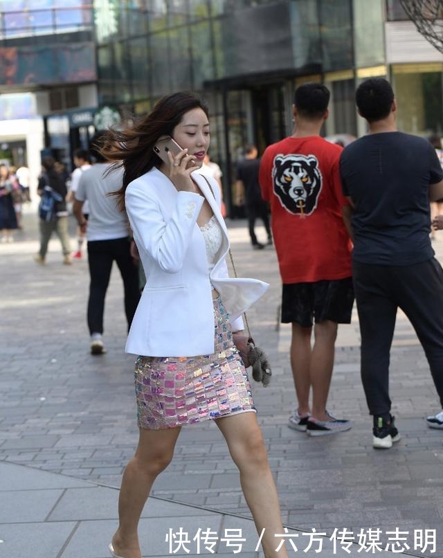 气质女孩真会穿,亮片裙装舒适洋气,搭配白色套装让造型更加优雅