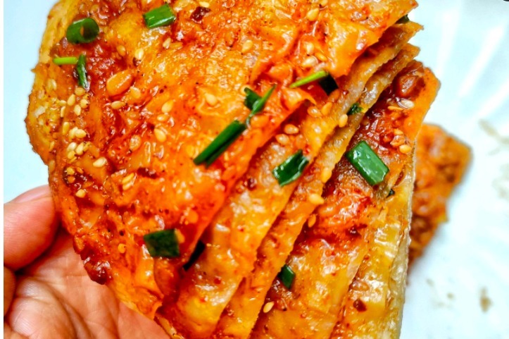 外面卖7元1斤的酱香饼自己在家做,外焦里嫩,真好吃