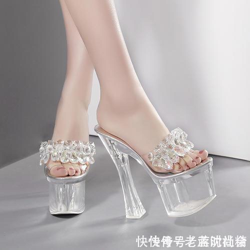 盛夏已至，透明高跟鞋登场，透明鞋身拉长腿部线条，更显女性魅力