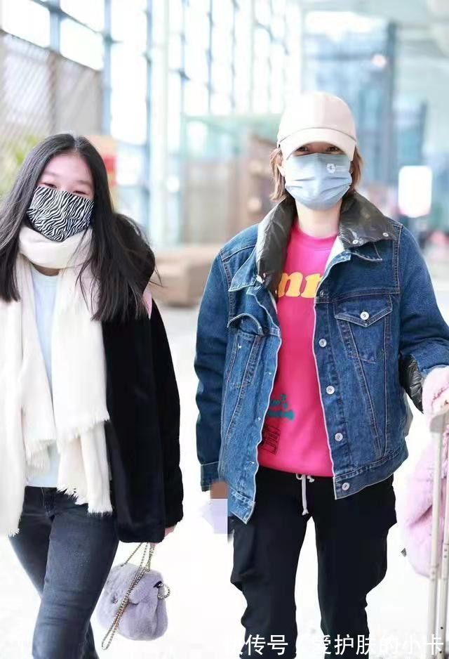 年龄感|马伊琍携13岁长女走机场,女儿穿皮草拎大牌包,比妈妈还时尚