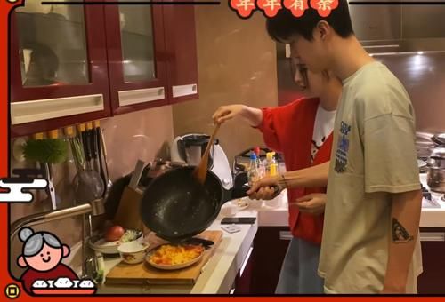 范丞丞掌勺秀拿手菜，红烧鸡翅，西红柿炒鸡蛋手到擒来，范冰冰在一旁打下手