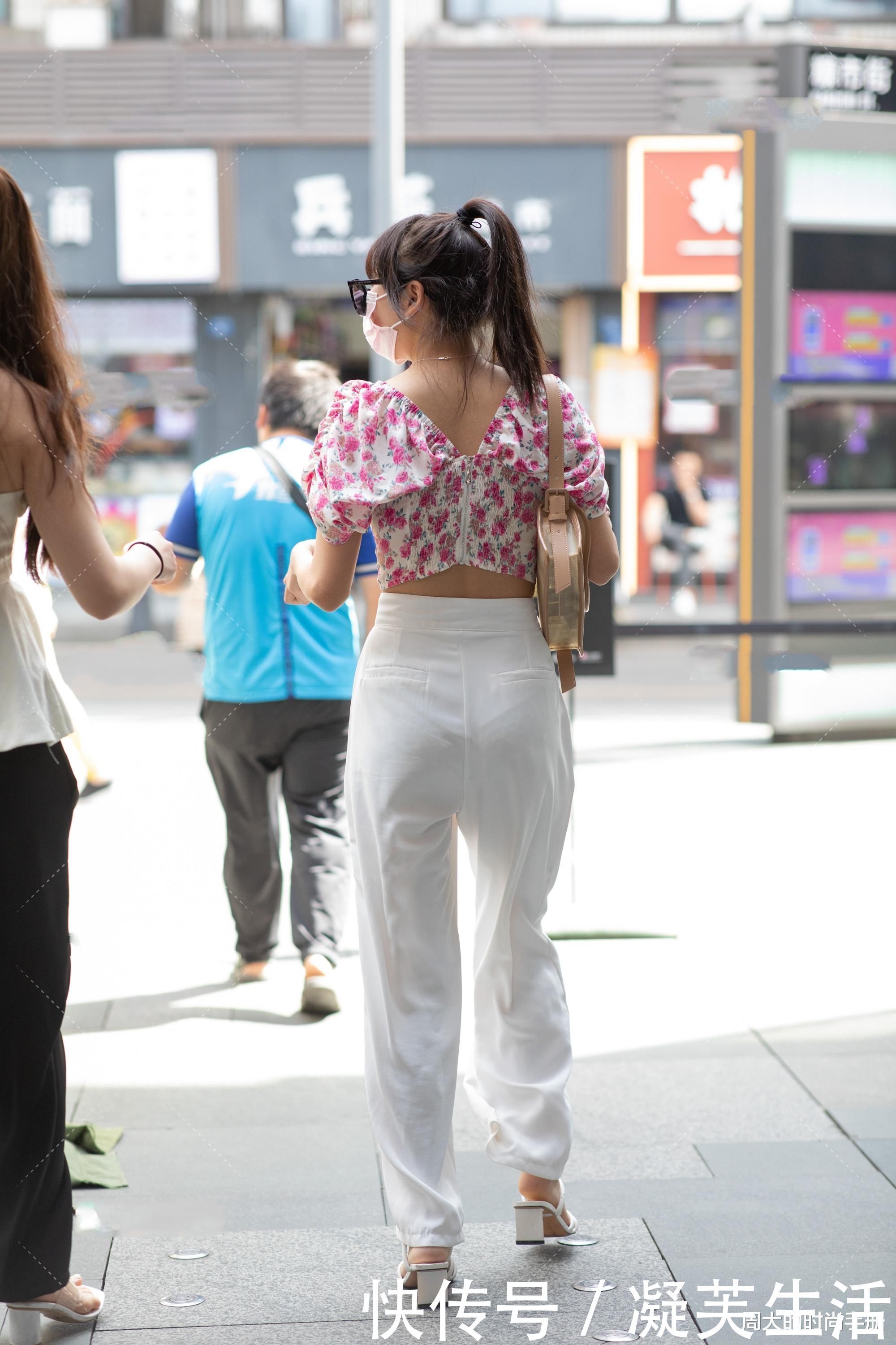 纯白色|纯白色阔腿裤搭配小碎花短上衣,娇俏亮丽,清爽大气