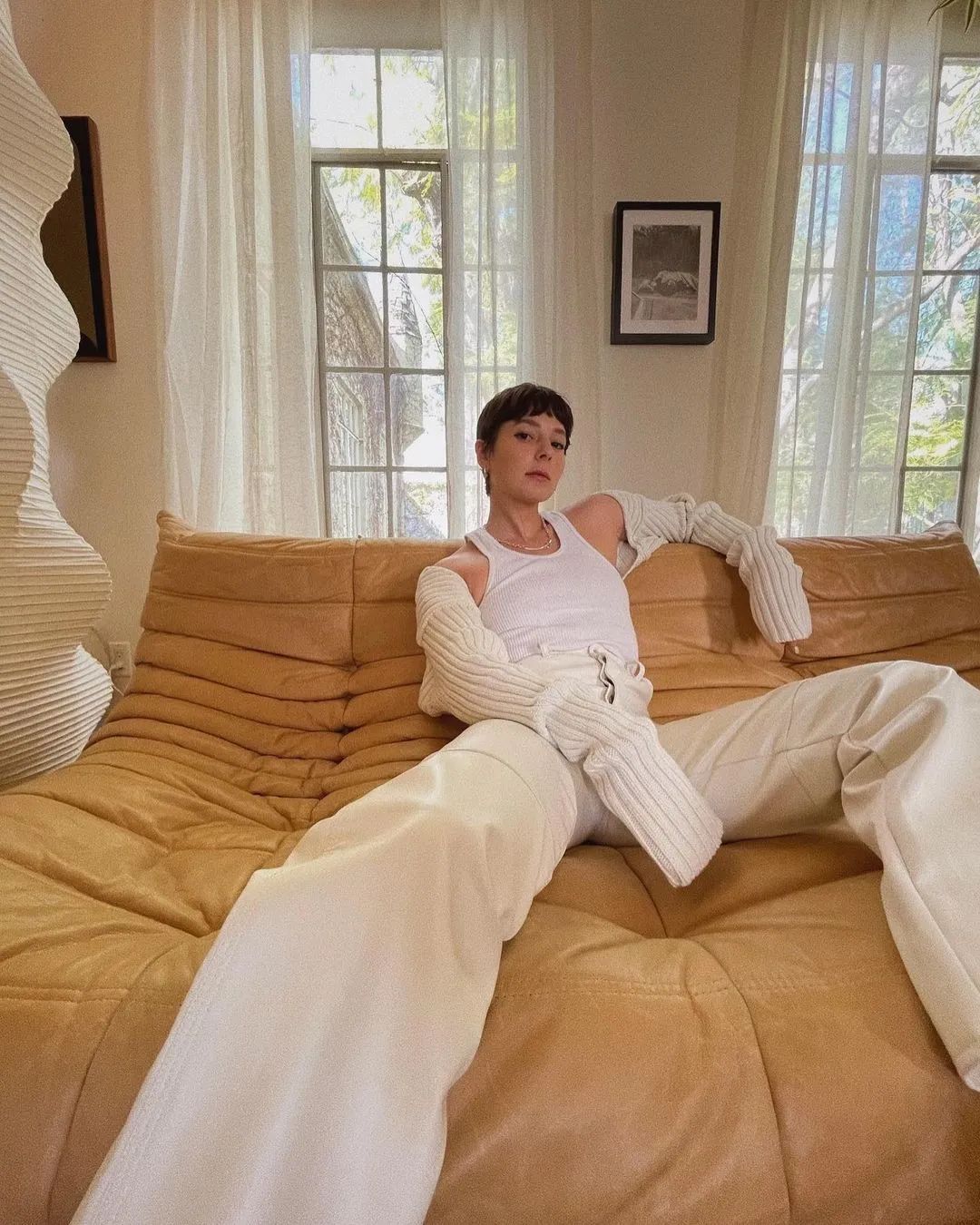 collins|朱莉最爱的奶油色，要怎么穿才看起来温柔又多金？