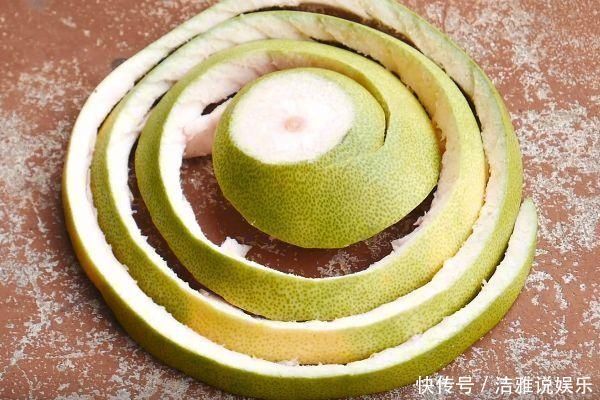 吃完柚子皮别再扔掉了,放进厨房有妙用,一年能省几百元