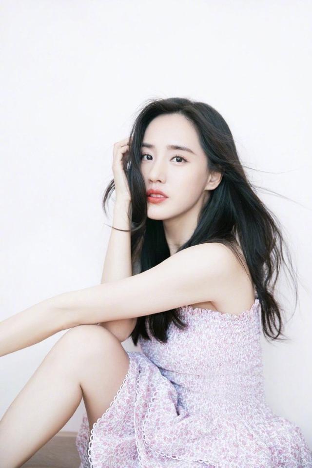 王智|王智真乃“人间尤物”, 穿抹胸碎花裙美回“秋雅”, 谁看了不心动