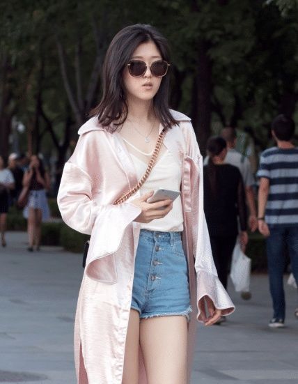 小姐姐|长发披肩的小美女，身穿黑白衣装，甜美可爱