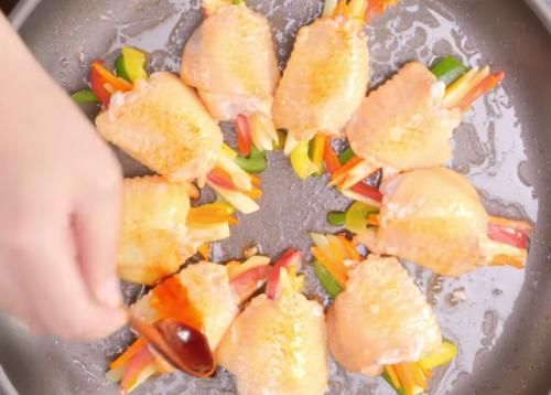 鸡翅这样做太好吃，焦香无骨，荤素搭配，孩子爱吃的美味家常菜