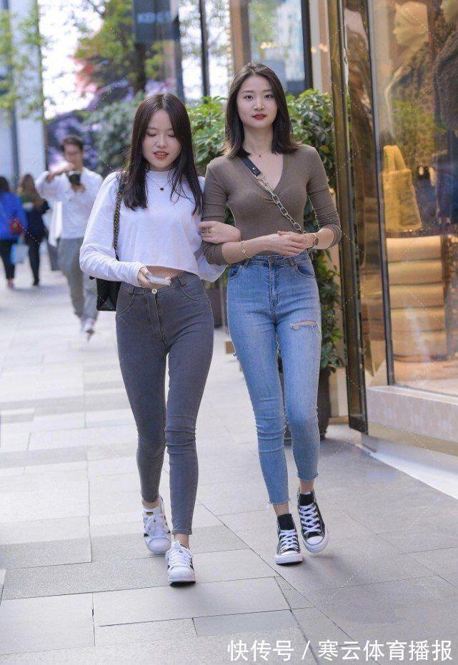 裤子 深灰色长袖针织衣搭配高腰牛仔裤,清纯可爱,少女感十足