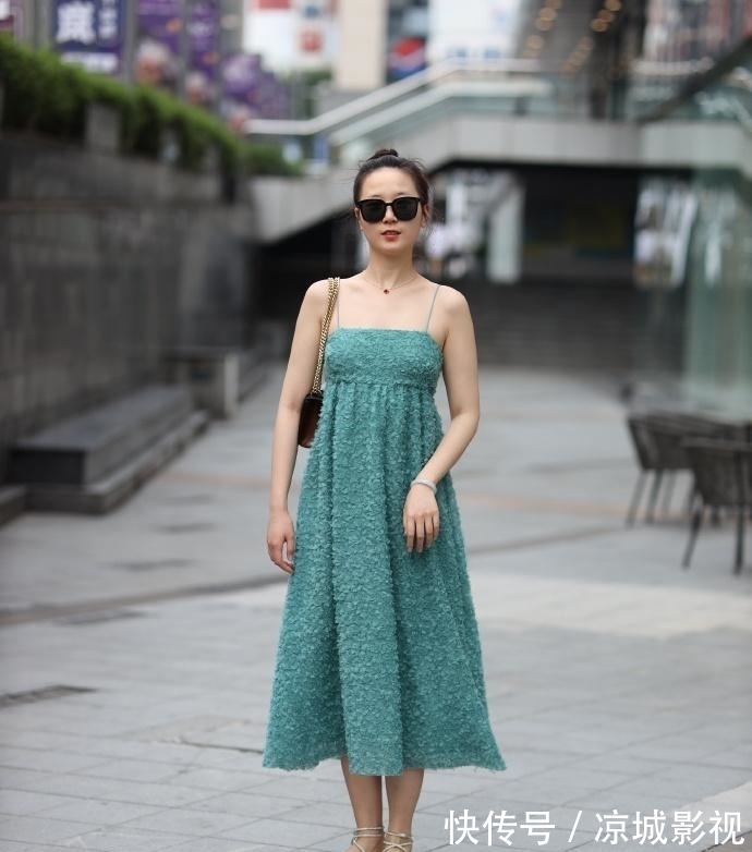 穿搭 秋日气质穿搭，姐姐的“纹理裙”，前面时尚有型背面“暗藏玄机”