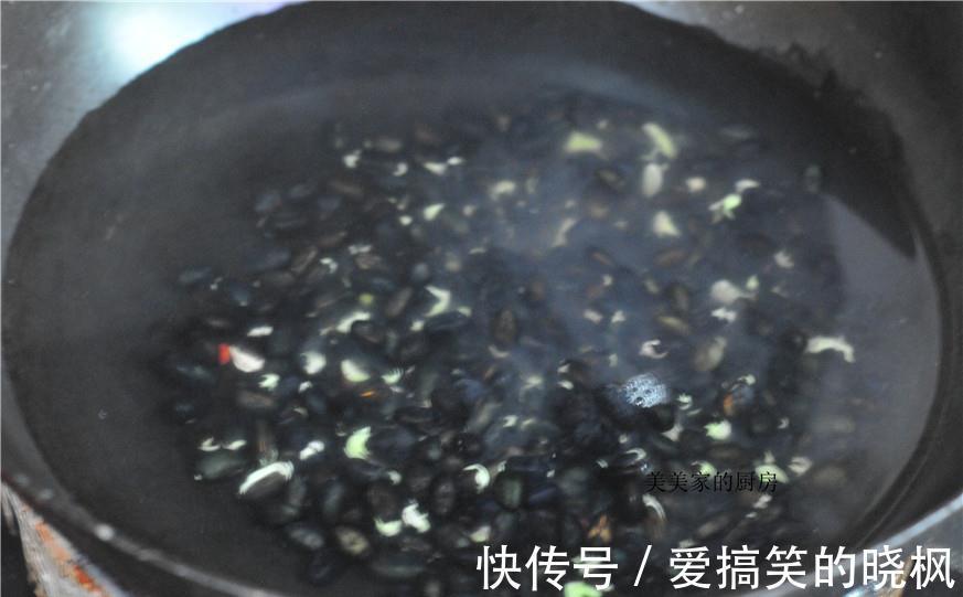 黑豆糕|夏天湿气重，补药一堆，不如吃它一块，清爽粉糯，凉吃更带劲！