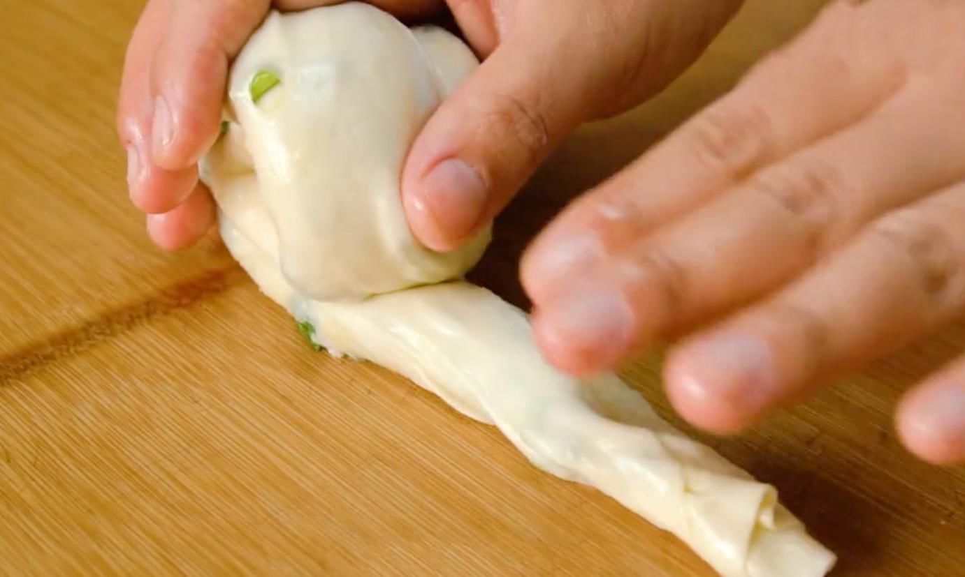 葱花饼|经典美食“葱花饼”,葱香四溢,酥脆可口,好吃到停不下来