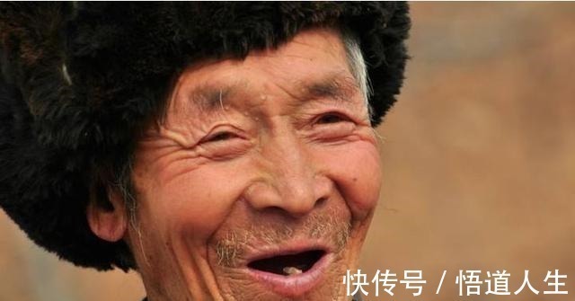 宝刀$老农拿祖传宝刀鉴宝,专家看到四个字敢问家父是!