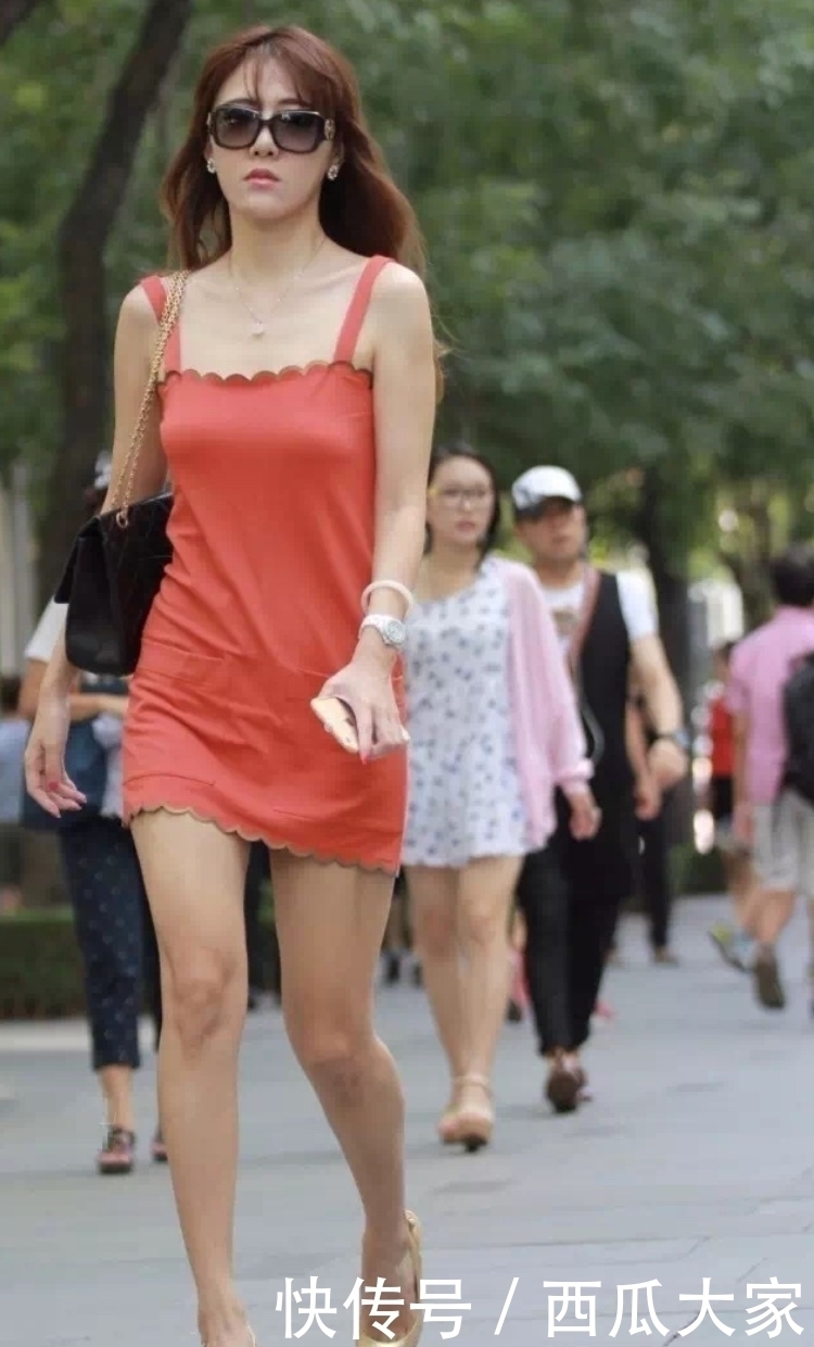 性感街拍丨吊带连衣裙衬托美女傲骨仙姿，路人沉醉不知归路！