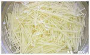 炒土豆丝时,别只知道泡水,多加“1点它”,土豆丝香脆不粘锅