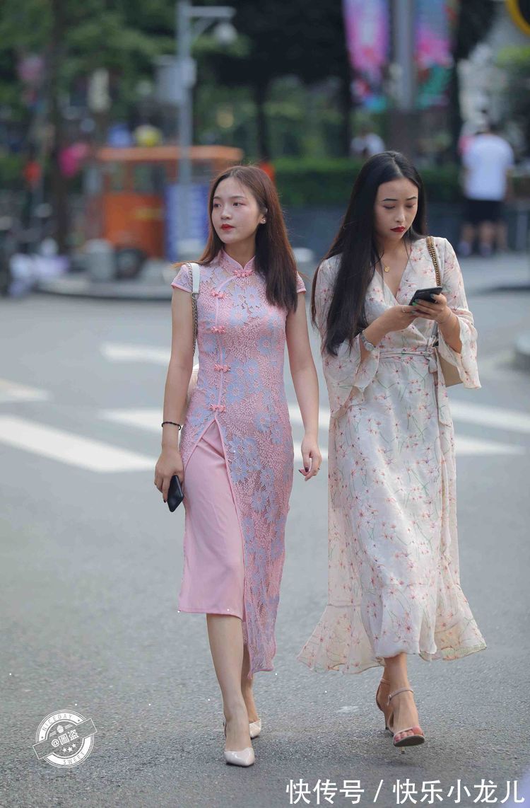 装扮 尽善尽美的连衣裙装扮是今年流行的穿搭,走出时尚步伐,休闲飘逸