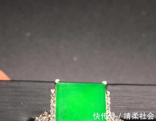 翡翠$梁女士戴着刚买的手镯去蒸桑拿,第二天就后悔了!