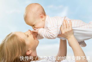 入睡|宝宝不能经常抱着，尤其是在这三个阶段，经常抱着伤害身体