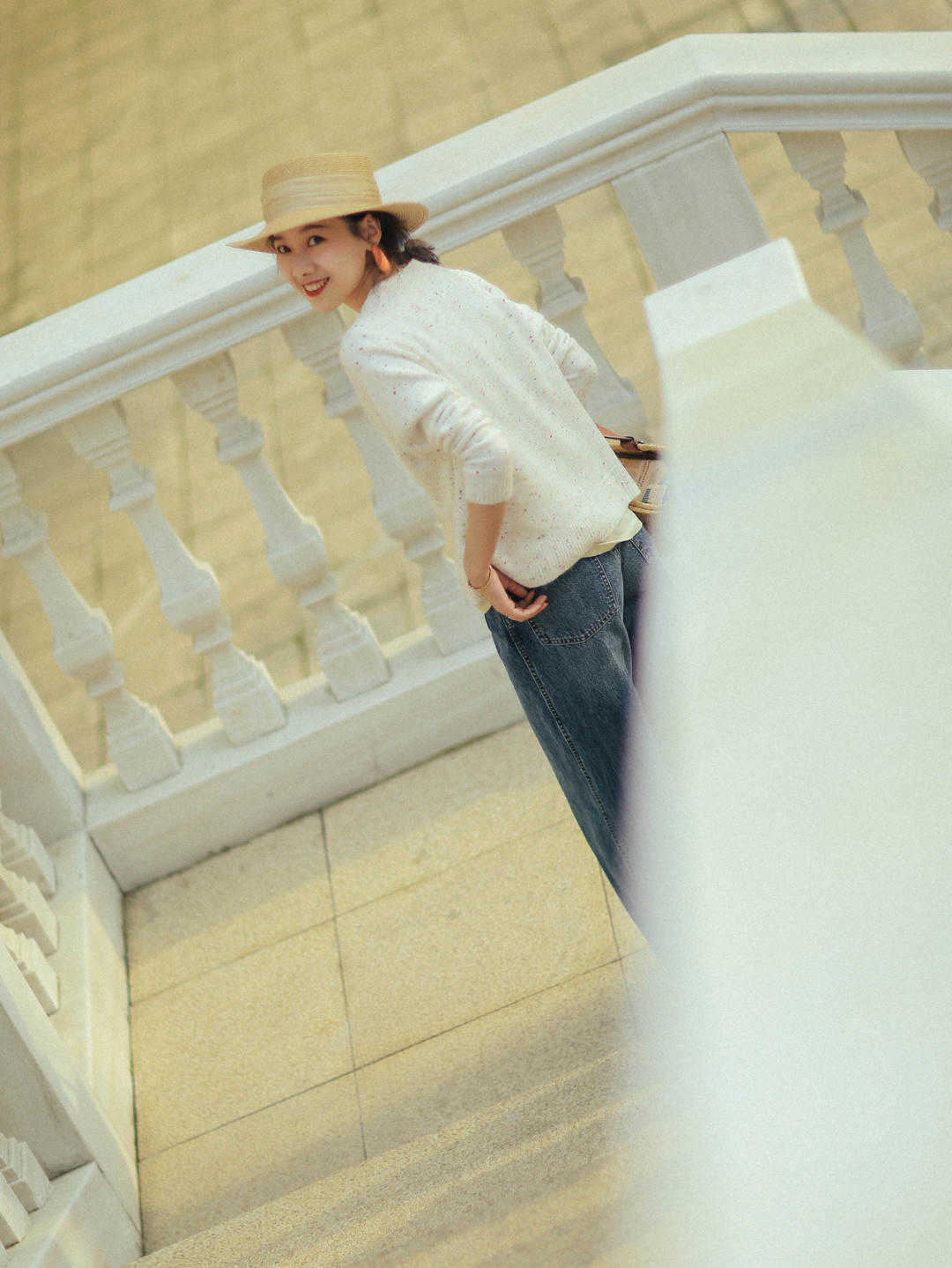 搭配|日常不用穿得太花哨,T恤搭配牛仔裤,法式穿搭依然能成为焦点