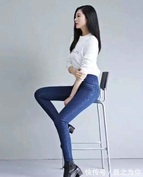 腿部 简约气质的牛仔裤美女,秀出纤细大长腿,让人百看不厌!
