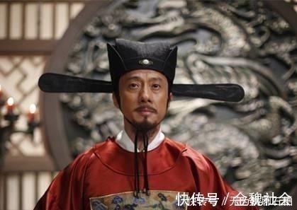 权贵$小神童一上联:“父在外,肩挑日月”,下联一出,众人都拍案叫绝