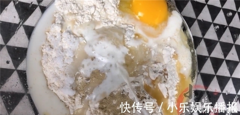 把8个面团放进电饭锅里,不加一滴水,刚出锅就被抢吃光