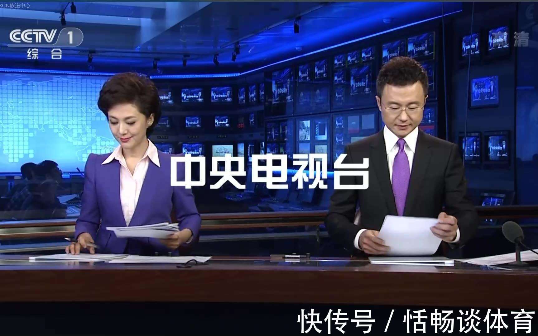 稿子|《新聞聯(lián)播》主持人為什么要低頭看稿?他們手里的紙是干嘛用的?