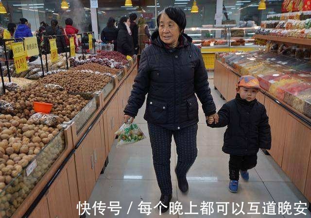 夫妻俩|“我养弟弟,那谁养我儿子”女儿逼问父母,老夫妻俩低下了头