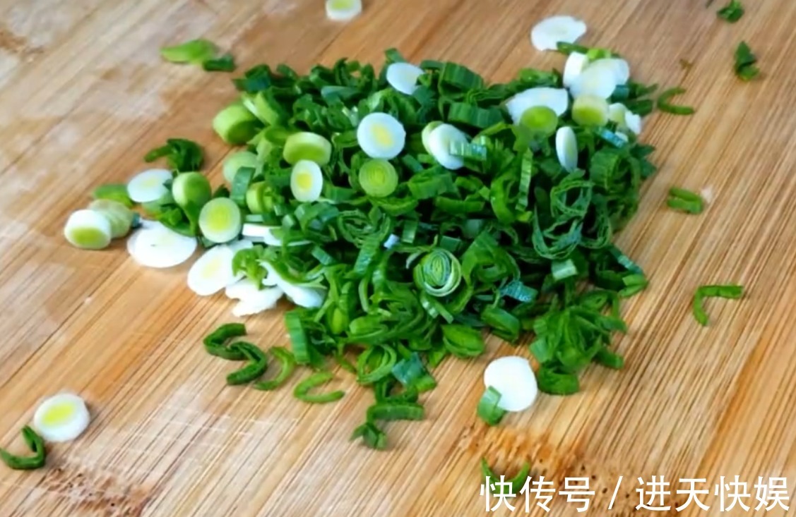 吃法|土豆不要炒着吃了，换个新吃法，咸香美味，一口下去满满的馅料