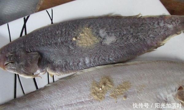 不粘锅|煎鱼时,不要直接用油煎,再加1步“它”,不粘锅,还要闻