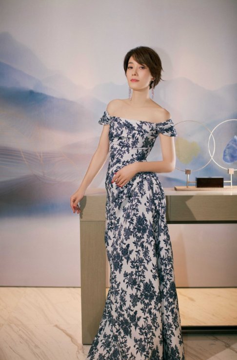 小姐姐|马伊琍躲过中年发福，穿白色连衣裙清新自然，超短发造型好干练