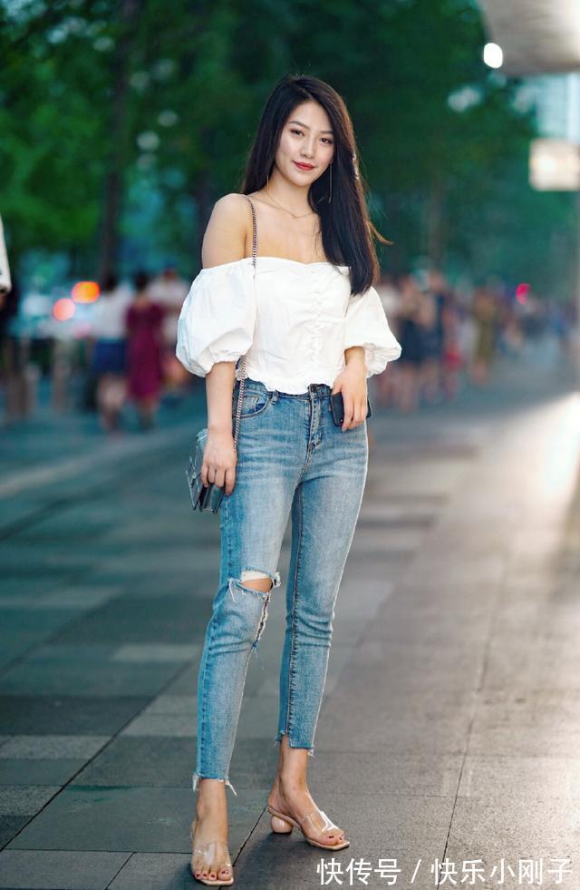 紧身牛仔裤 时尚清新穿搭,白色露肩短袖,搭配紧身牛仔裤,看上去时尚又可爱