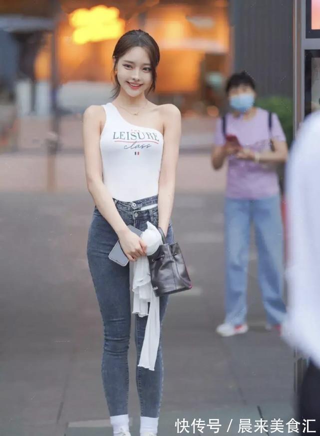 小白鞋 牛仔裤塞进袜子?想象限制了你的穿搭,着实让人大开眼界!