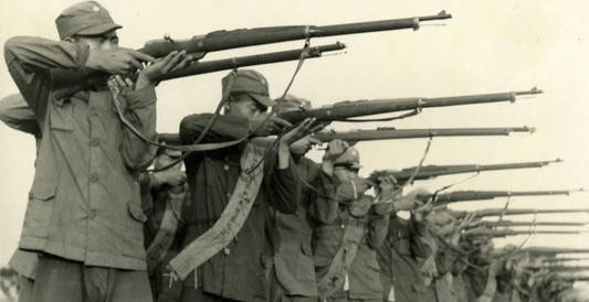 当年|当年八路军缴获了那么多钢盔,战时为啥很少戴?其实都怪导演!