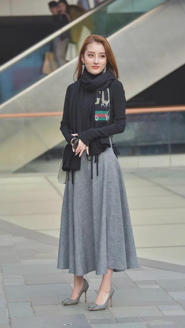 黑色针织长袖, 搭配灰色A字半身裙, 小姐姐颜值和身材双双在线