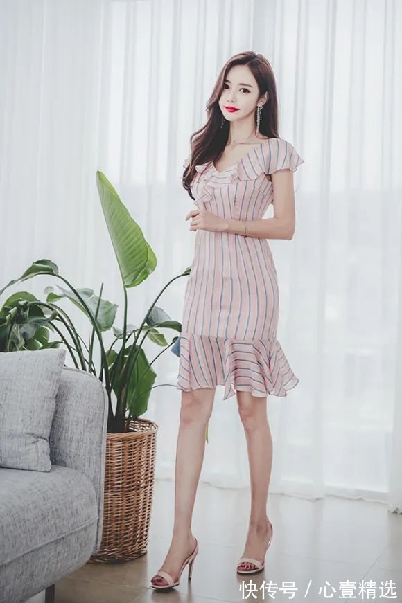 纹裙|女神孙允珠高清时尚搭配:樱桃花堤田园粉蓝间隙竖纹裙