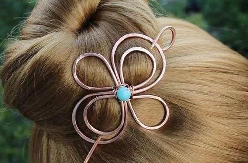 最简单的发型,配上最有创意的发饰,这个春夏,做最水灵的女孩