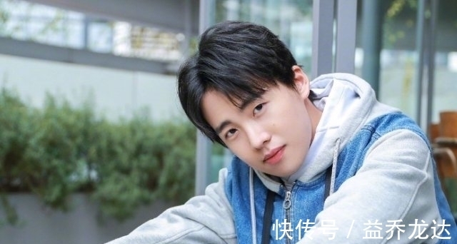 叫黄磊没礼貌,叫黄老师没个性,看到郭麒麟的叫法,不愧是少班主