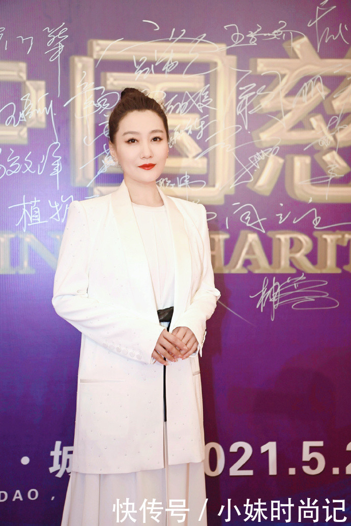 穿搭|43岁谭晶扎“丸子头”真减龄,穿搭知性优雅有气质,阿姨辈值得学