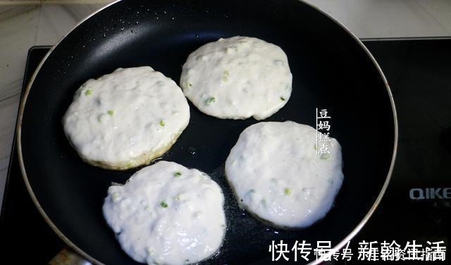 搅拌均匀|手不沾面，教你做葱花饼，早起5分钟搞定，越放越香软