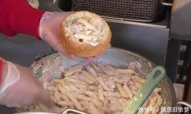 自创|大妈校门前卖“自创”小吃,食客从没见过,6元一碗,每天卖200碗